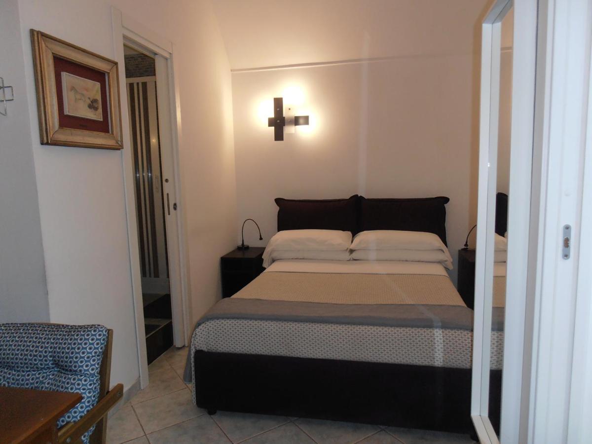 La Residenza Napoli Chiaia Short Let Apartment Superior Via Chiaia 82 Eksteriør billede