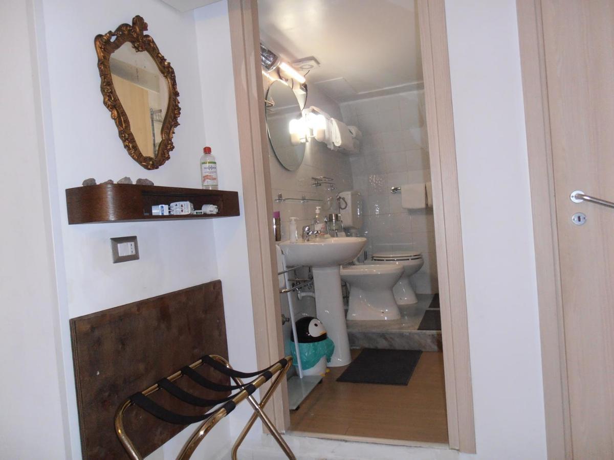 La Residenza Napoli Chiaia Short Let Apartment Superior Via Chiaia 82 Eksteriør billede