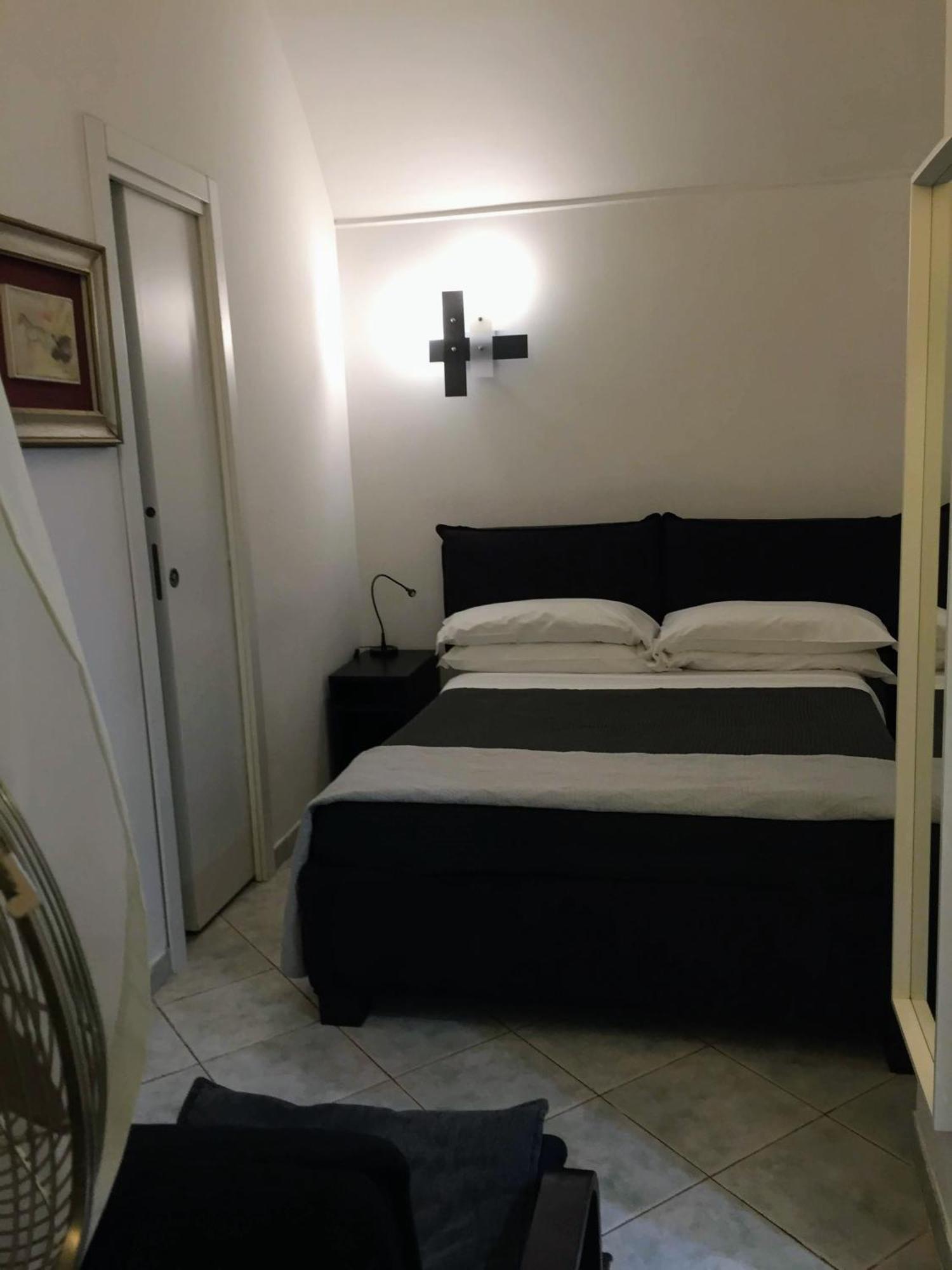 La Residenza Napoli Chiaia Short Let Apartment Superior Via Chiaia 82 Eksteriør billede